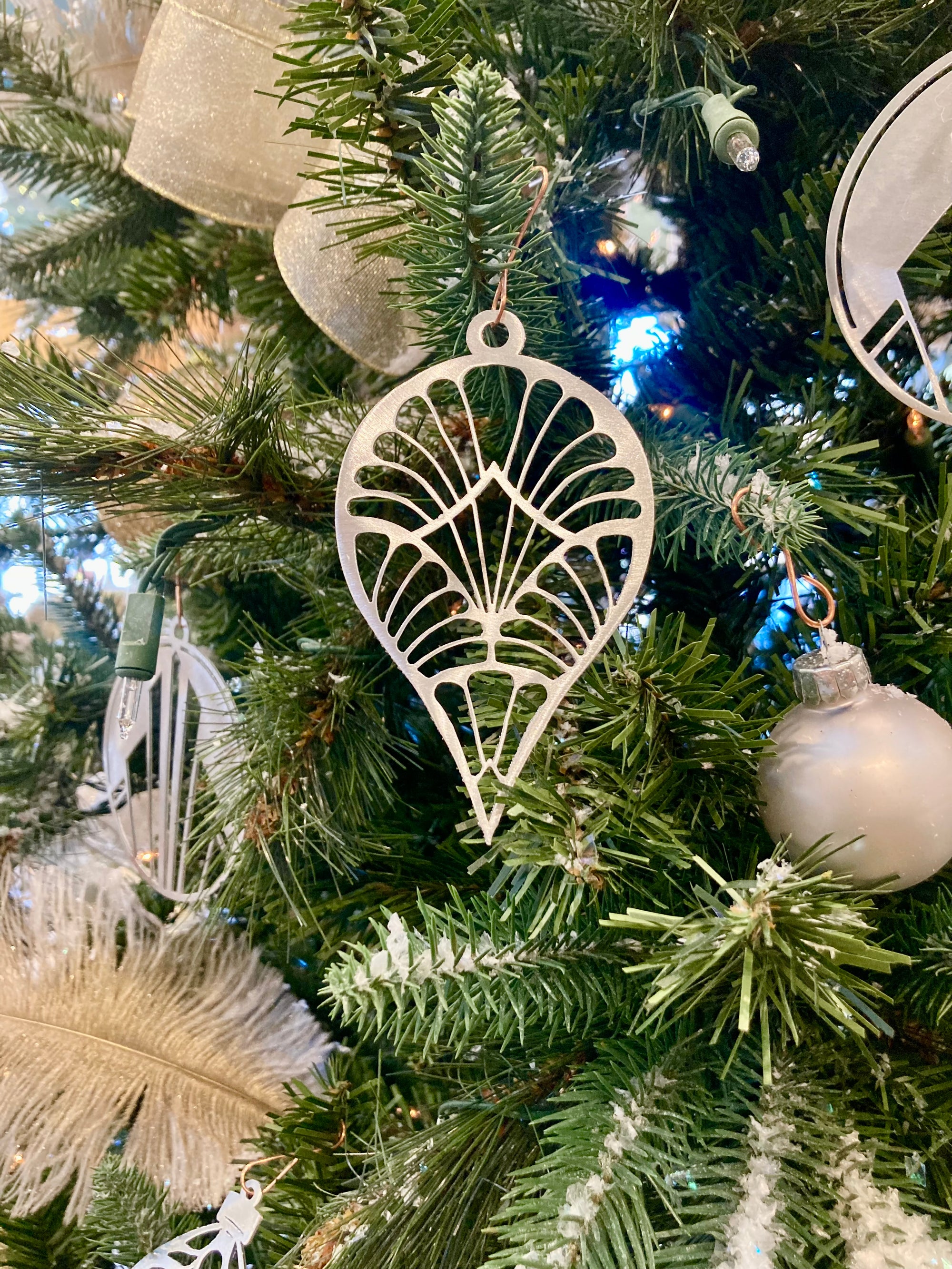 Deco Pointe Ornament