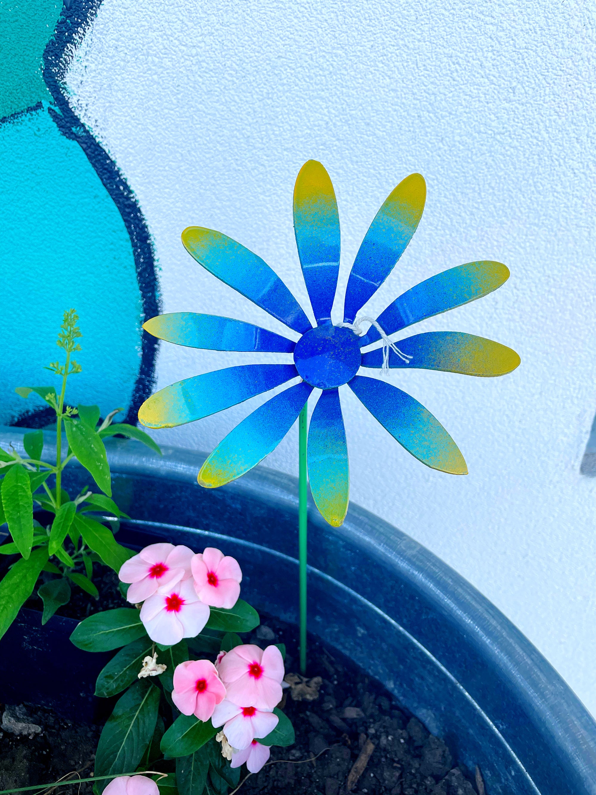 Small Tie-Dye 3D Daisy Pole